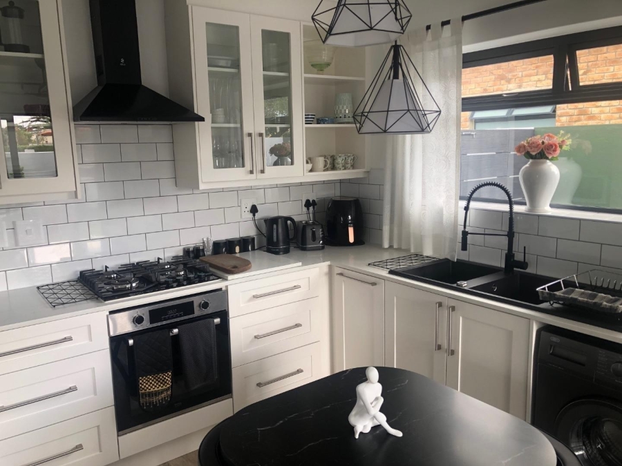 To Let 1 Bedroom Property for Rent in Northcliff Western Cape